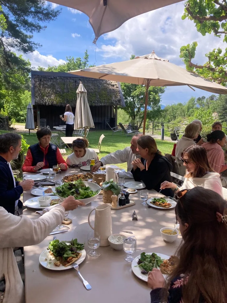 Repas partagé sous les arbres